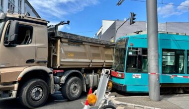 Unfall zwischen Bahn und LKW am Bertha-von-Suttner-Platz