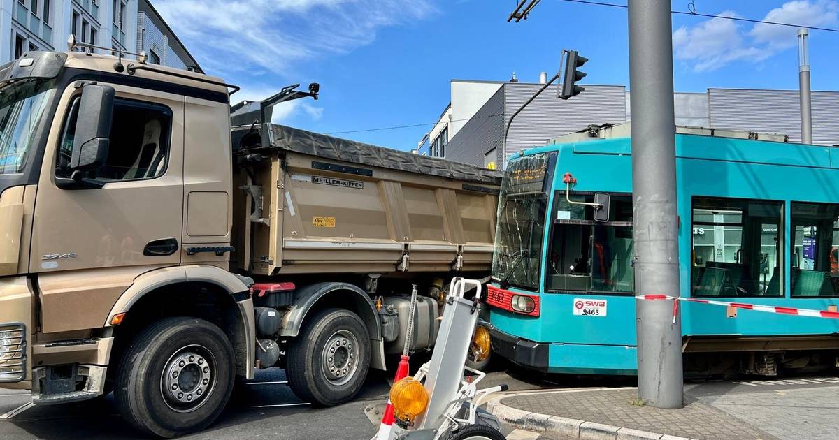 Unfall zwischen Bahn und LKW am Bertha-von-Suttner-Platz
