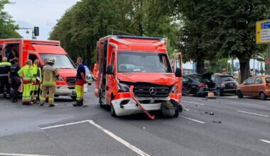 Rettungswagen und Jaguar stoßen bei Unfall zusammen