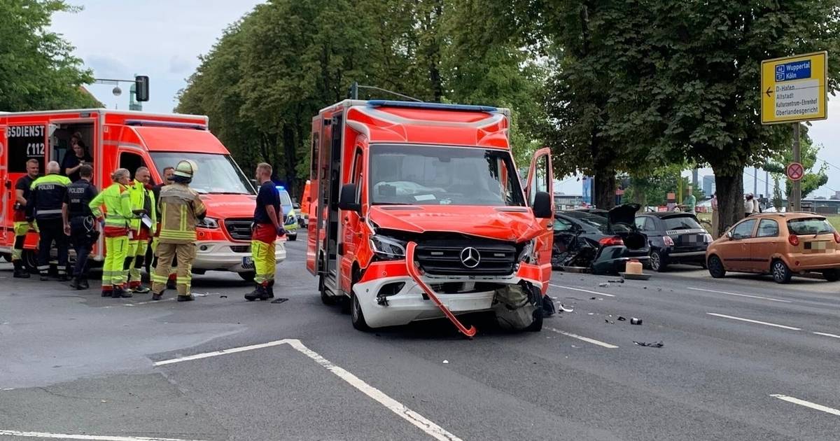 Rettungswagen und Jaguar stoßen bei Unfall zusammen