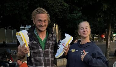 Basketball-Profi verschenkt Schuhe in Größe 50 an Robin 
