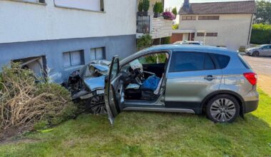 Autofahrerin kracht gegen Hauswand in Wuppertal