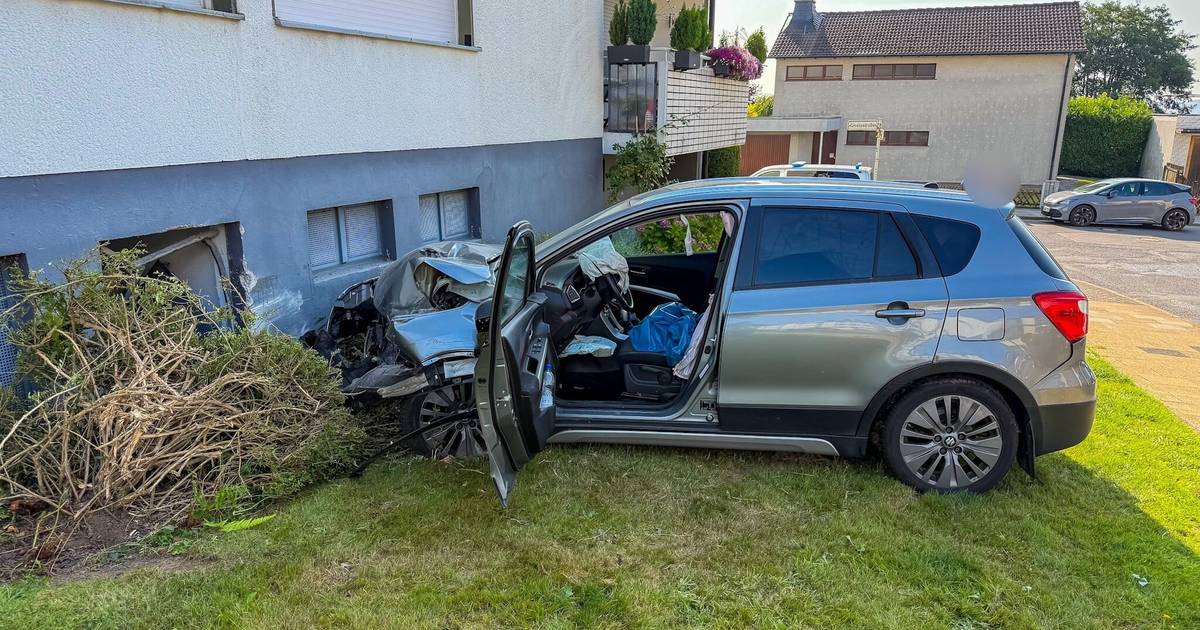 Autofahrerin kracht gegen Hauswand in Wuppertal