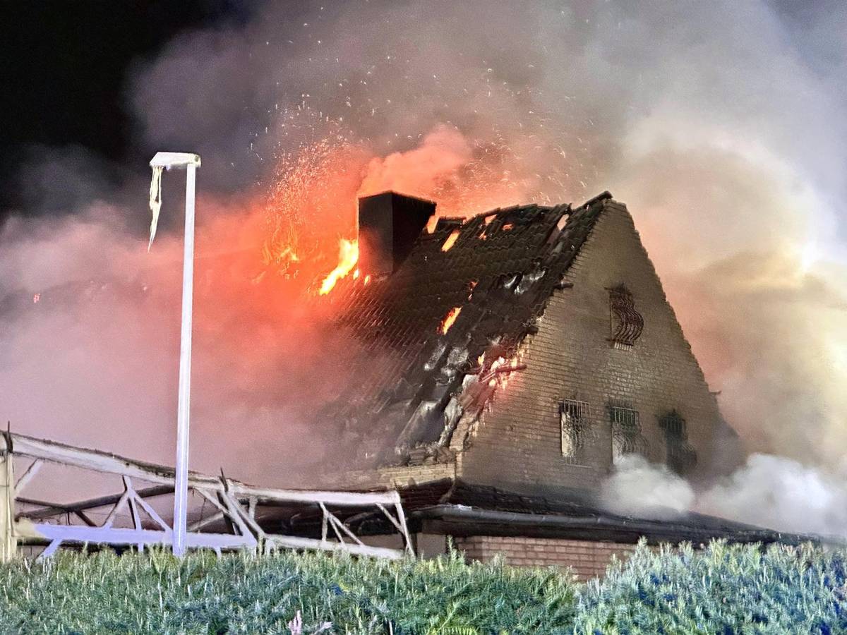 Bilder vom Großbrand einer Gärtnerei in Wesseling-Keldenich