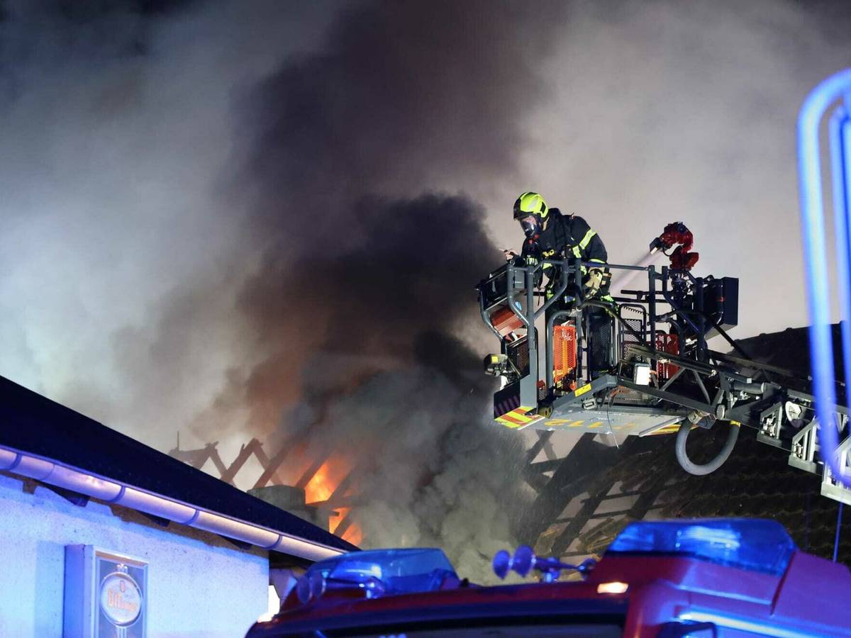Brand eines alten Fachwerkhauses in Sankt Augustin-Menden