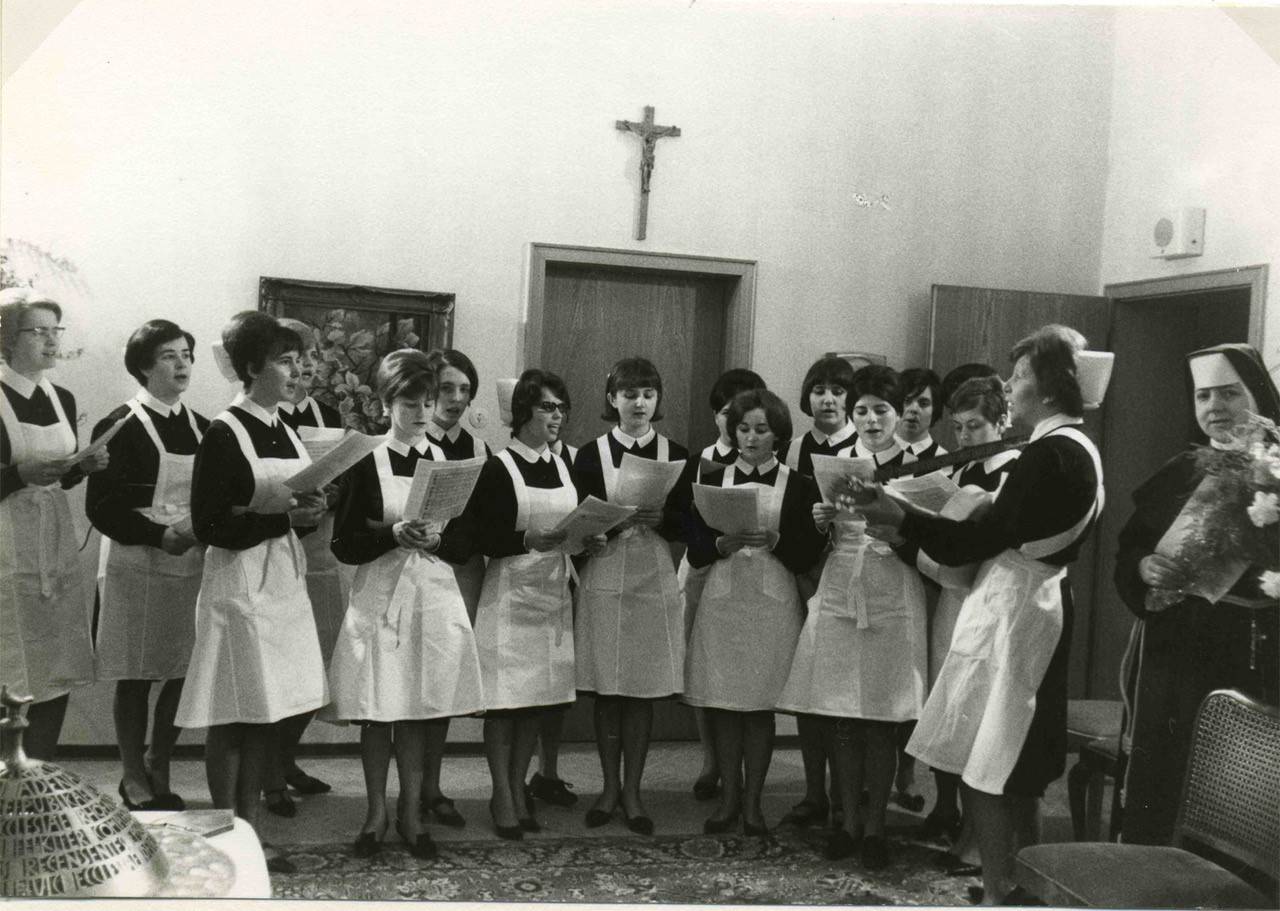  Ein Ständchen für den Bundeskanzler: Der Chor der Krankenschwestern des Elisabeth-Krankenhauses, an der Gitarre Leiterin Hilde Hammes, sang für Konrad Adenauer. Ein Bild aus den späten 50er oder frühen 60er Jahren. 
