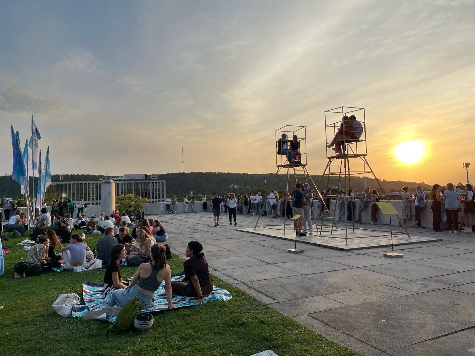  Besucher der Sundowner Bar auf dem Dach der Bundeskunsthalle. 