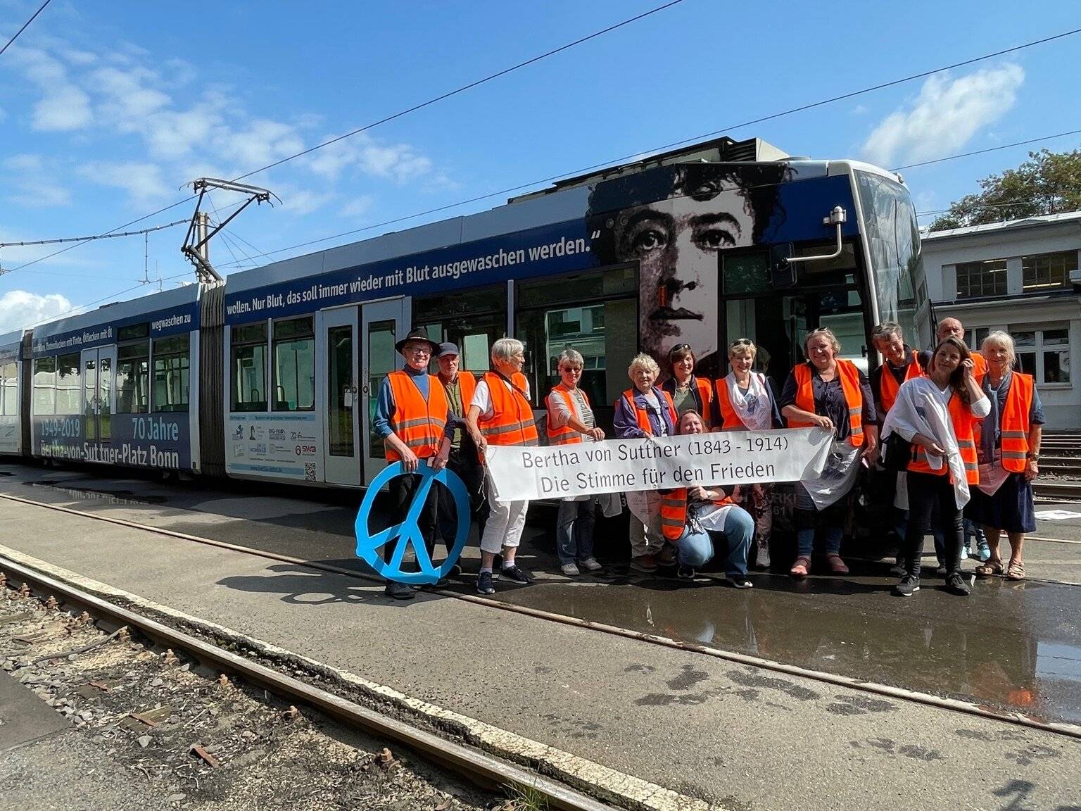 „Keinem vernünftigen Menschen wird es einfallen, Tintenflecken mit Tinte, Ölflecken mit Öl wegputzen zu wollen; nur Blut, das soll immer wieder mit Blut ausgewaschen werden.“ Sechs Jahre lang mahnte die Bertha-Bahn in Bonn mit diesem Zitat zum Frieden.
