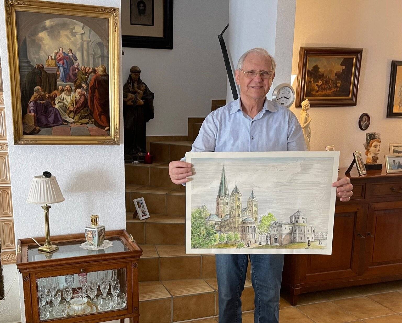  Johann W. Jakob zeigt einer seiner historischen Zeichnungen, auf der das Bonner Münster und die Martinskirche zu sehen sind. 