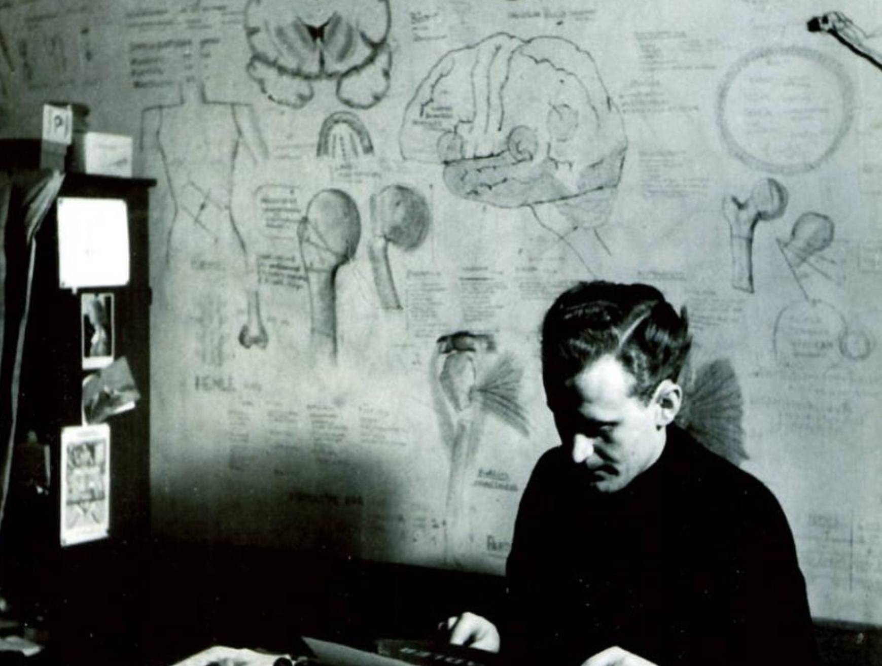 Heribert Pauly arbeitet im Bonner Studentenbunker an seiner Dissertation, 1949 aufgenommen von Käthe Augenstein.