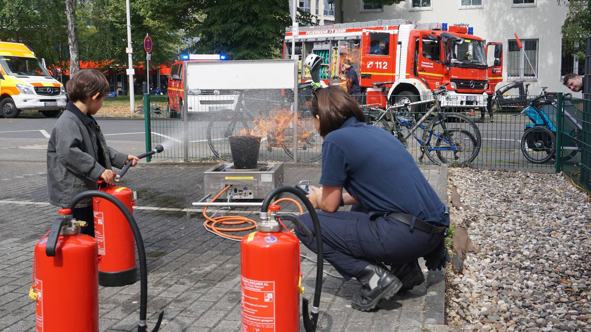 Hauptfeuerwehrfrau Jana Tomše erklärt die Funktion eines Feuerlöschers.