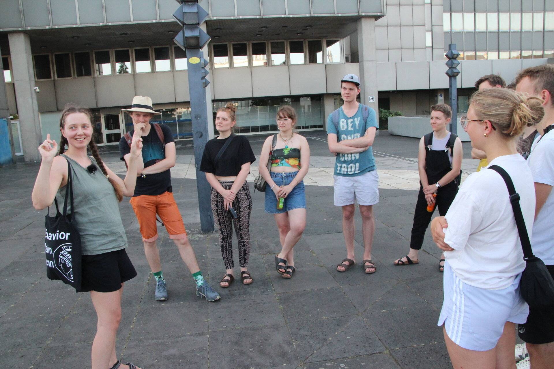  Luba Krutenko (l.) nimmt die Teilnehmer auf ihrem Stadtrundgang mit zu den einzelnen Stationen von ihrer Ankunft in Bonn bis zu ihrem heutigen Alltag. 
