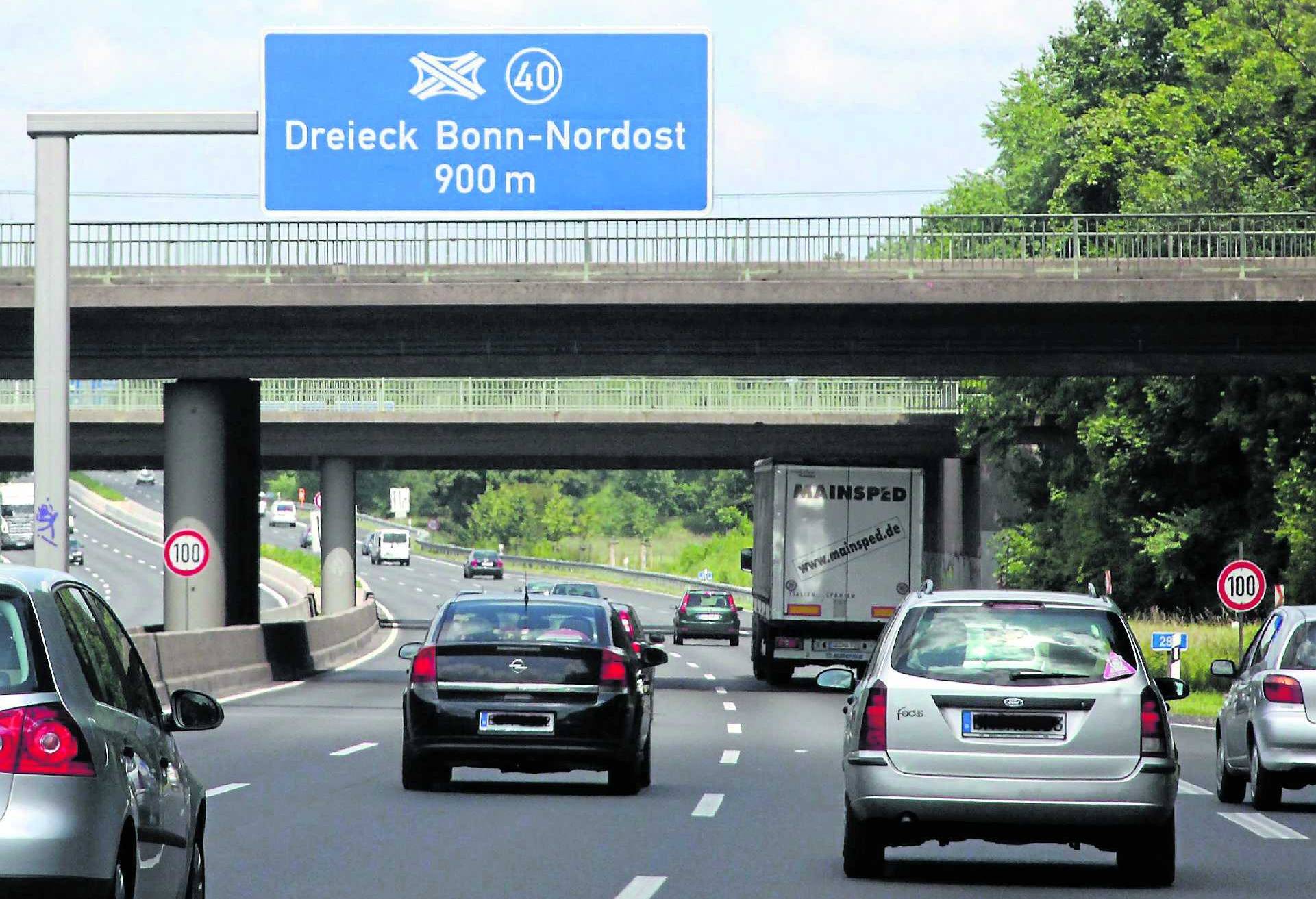  Die Autobahn GmbH baut im Sommer 2026 am Autobahndreieck Bonn-Nordost eine neue Brücke über die Bahngleise.  