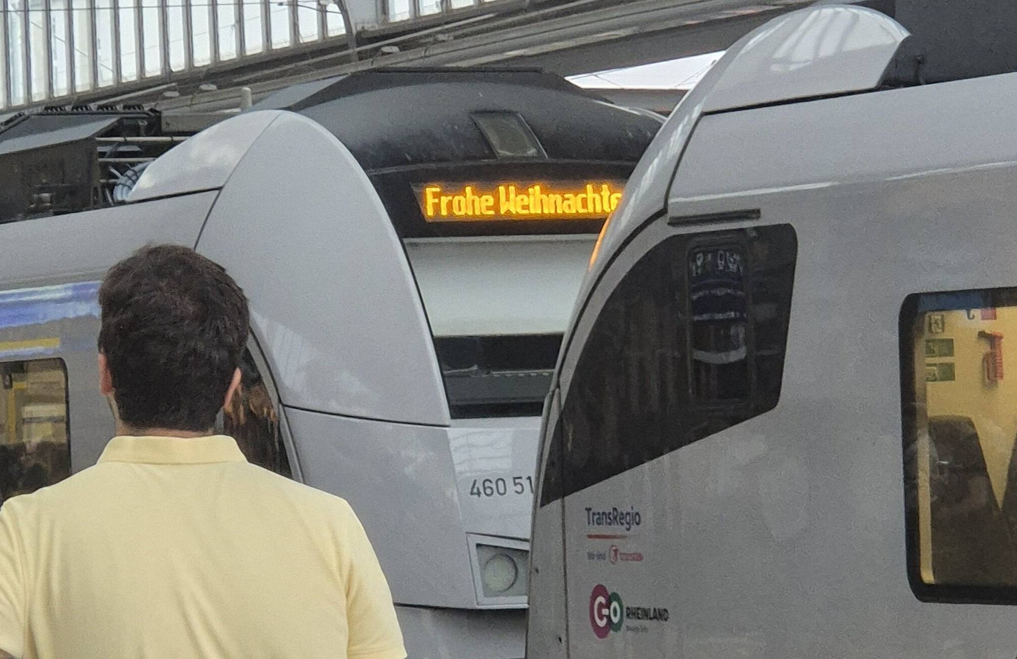  Am Donnerstagmorgen bot sich den wartenden Fahrgästen am Bonner Hauptbahnhof ein Saison-untypisches Bild 