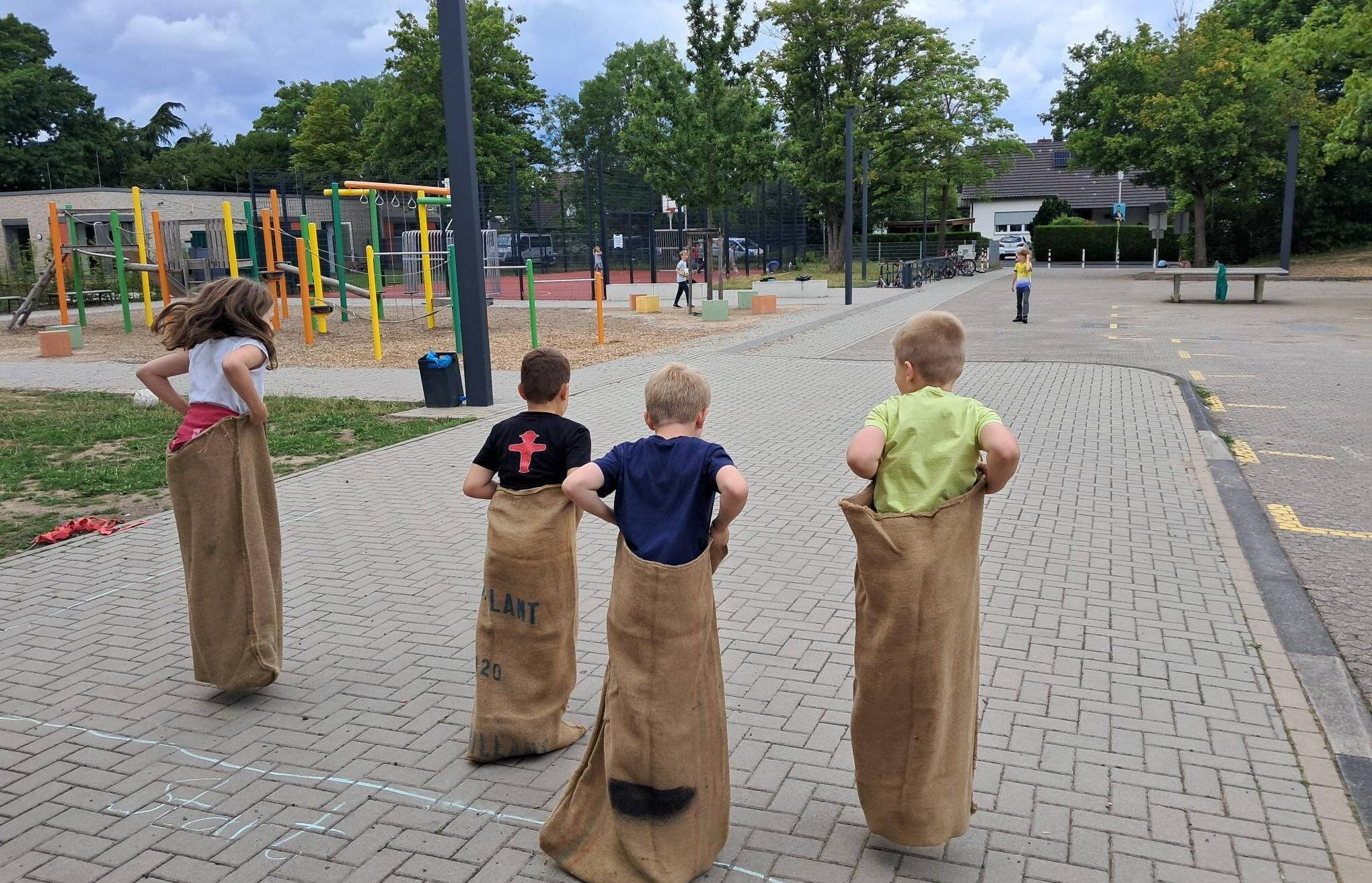 Sackhüpfen um die Wette: Langeweile soll nicht geben, wenn das Kinderwerk engagiert ist.