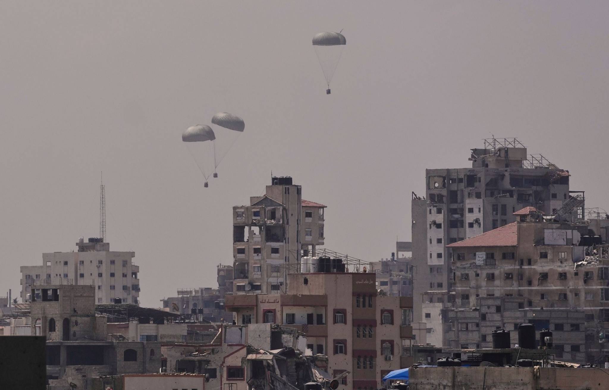  Aus der Luft landen Hilfsgüter und Nahrungsmittel in den völlig zerstörten Städten in Gaza. 