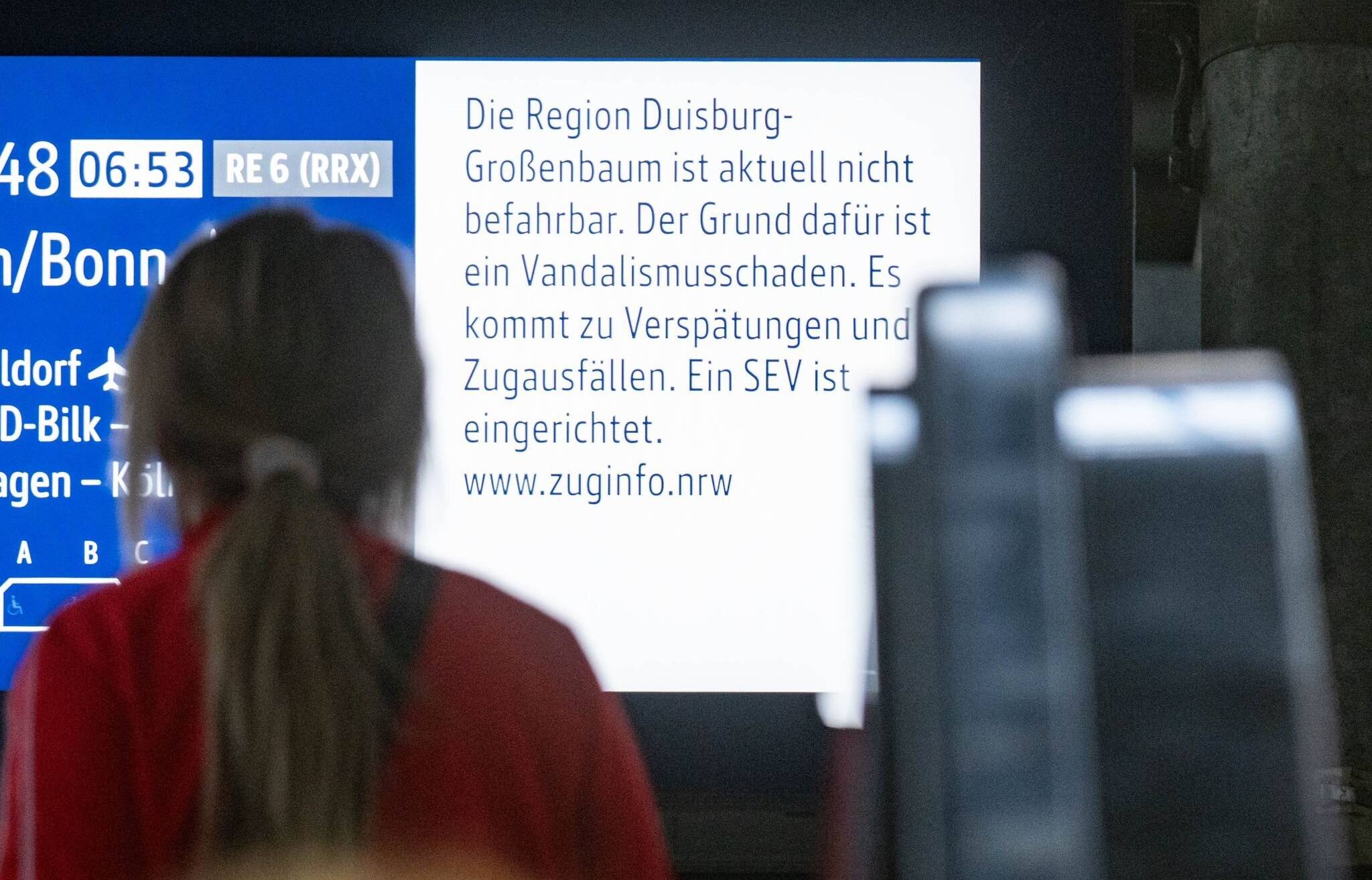  Die Sperrungen auf der zentralen NRW-Zugstrecke dauerten den ganzen Tag. Viele Verbindungen fielen aus. 