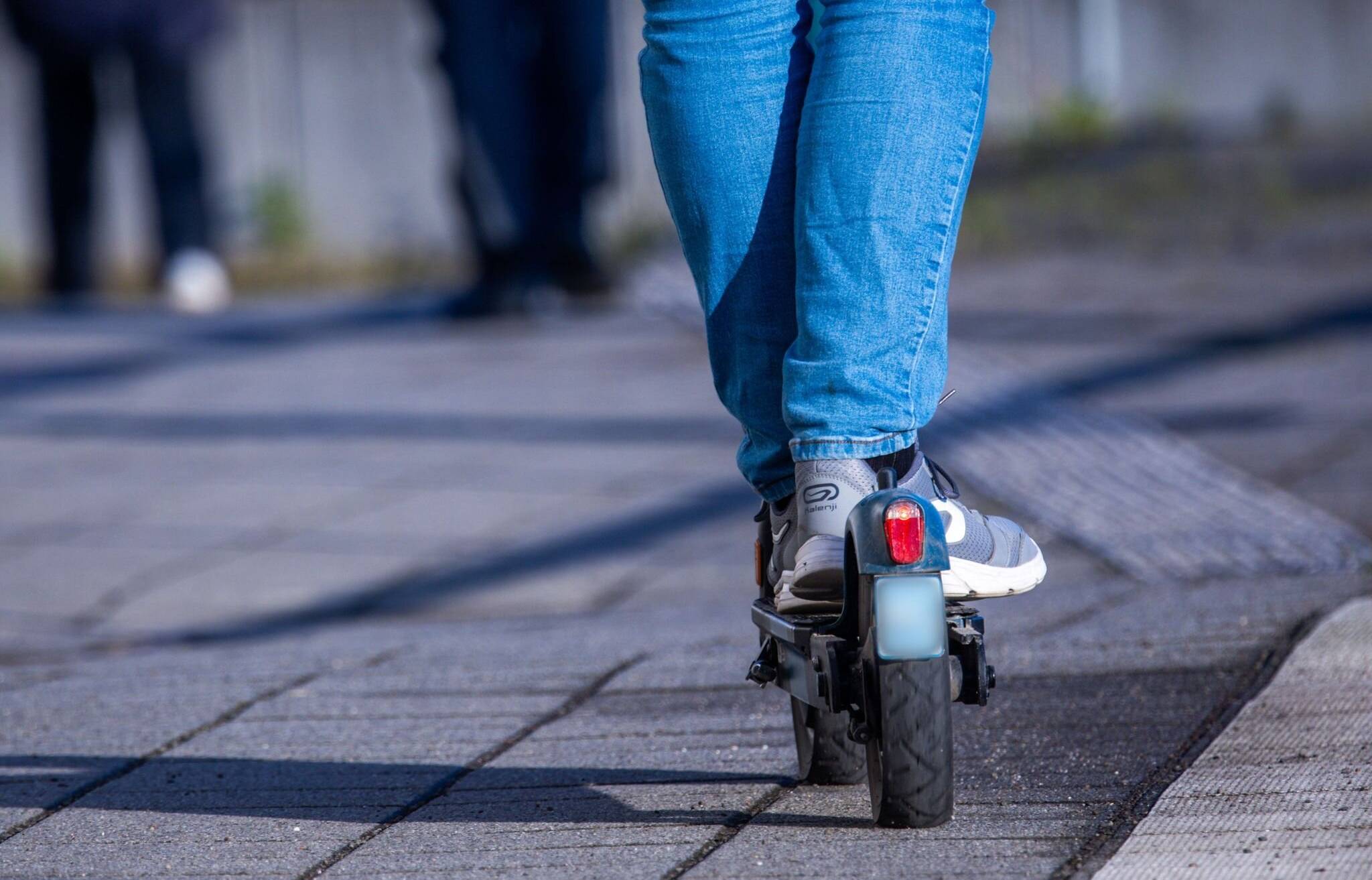 Ein E-Scooter hat Hündin Riva am Rheinufer tödlich verletzt und fuhr danach weiter. (Symbolbild)