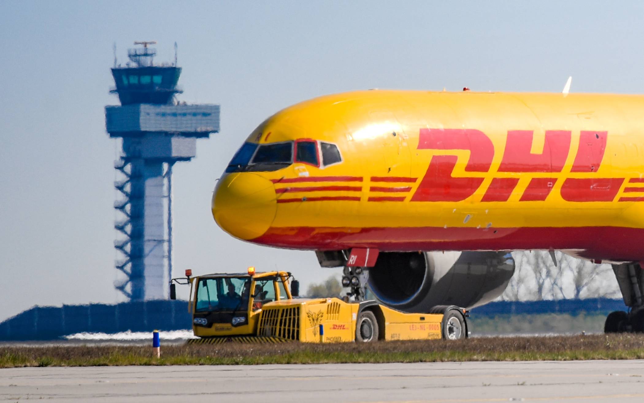  Ein DHL-Frachtflugzeug landet auf dem Flughafen Leipzig/Halle. Am Airport in Schkeuditz betreibt DHL seit 2008 seinen größten weltweiten Hub.  