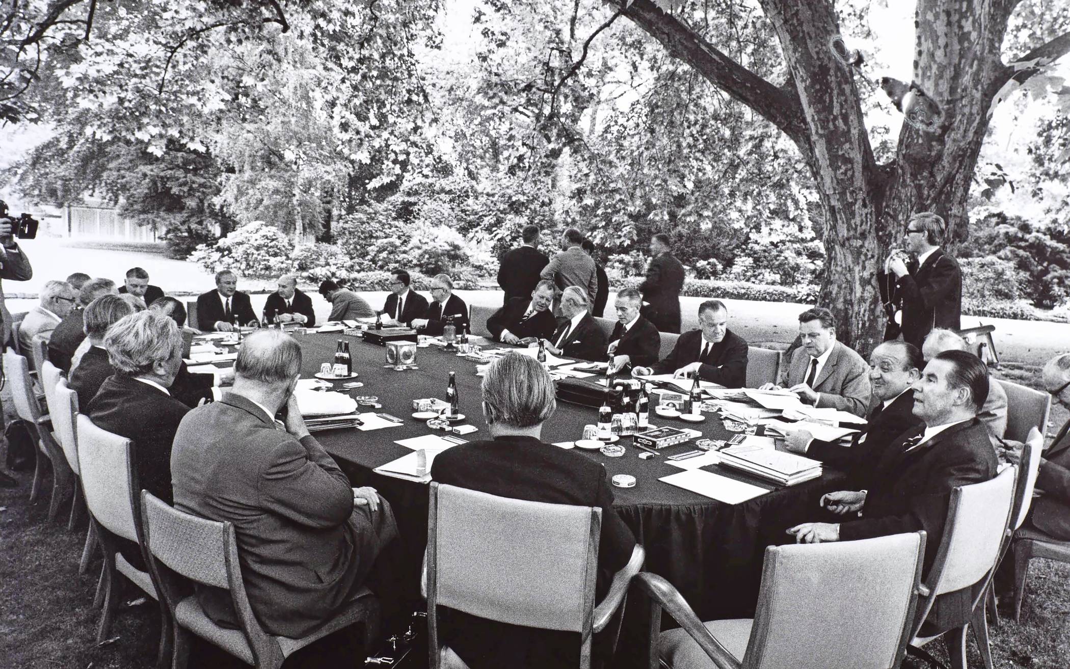 Politik im Grünen: Josef Heinrich Darchinger, Kabinettssitzung im Park des Palais Schaumburg, 6. Juli 1967. 