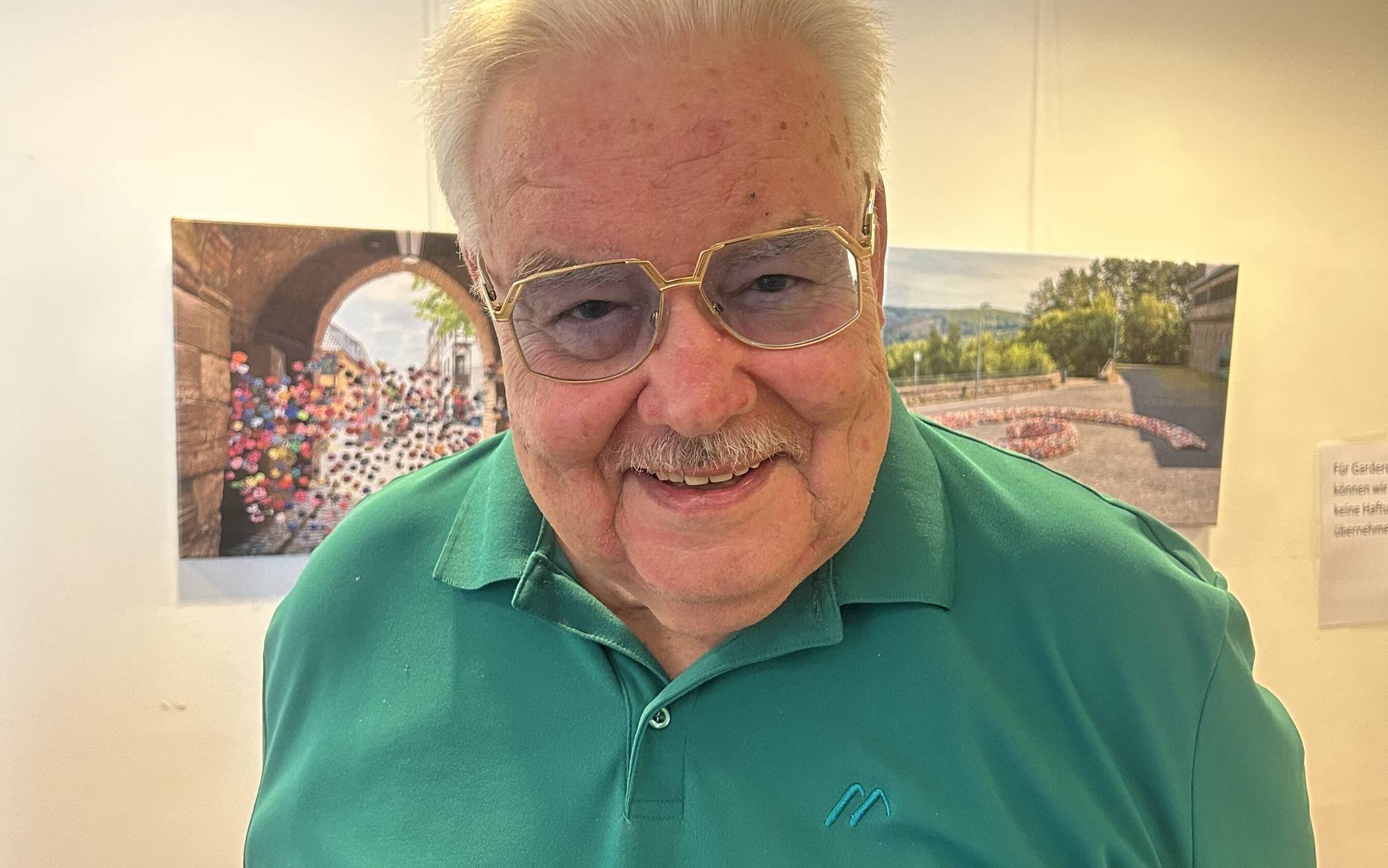  Frank Rädler gibt Einblicke in die Erlebnisse seiner Eltern während des Krieges und in seine eigene Nachkriegsgeschichte. Im Hintergrund: Fotos der Roseninstallationen. 