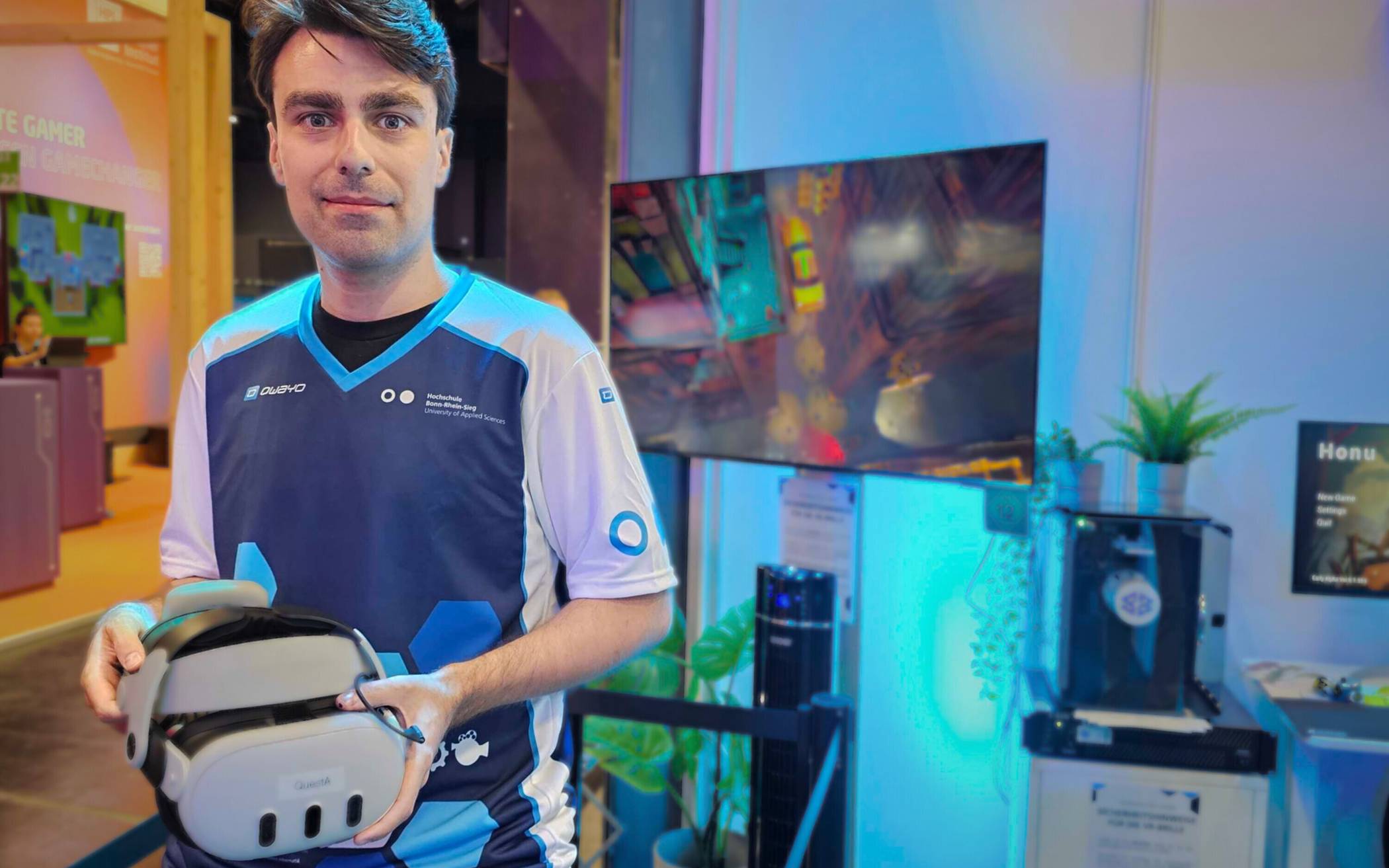 Tobias Bromberg von der Hochschule Bonn/Rhein-Sieg hat eine Simulation entwickelt, bei der Besucher der Gamescom mithilfe einer Virtual-Reality-Brille Höhenangst nachempfinden sollen.