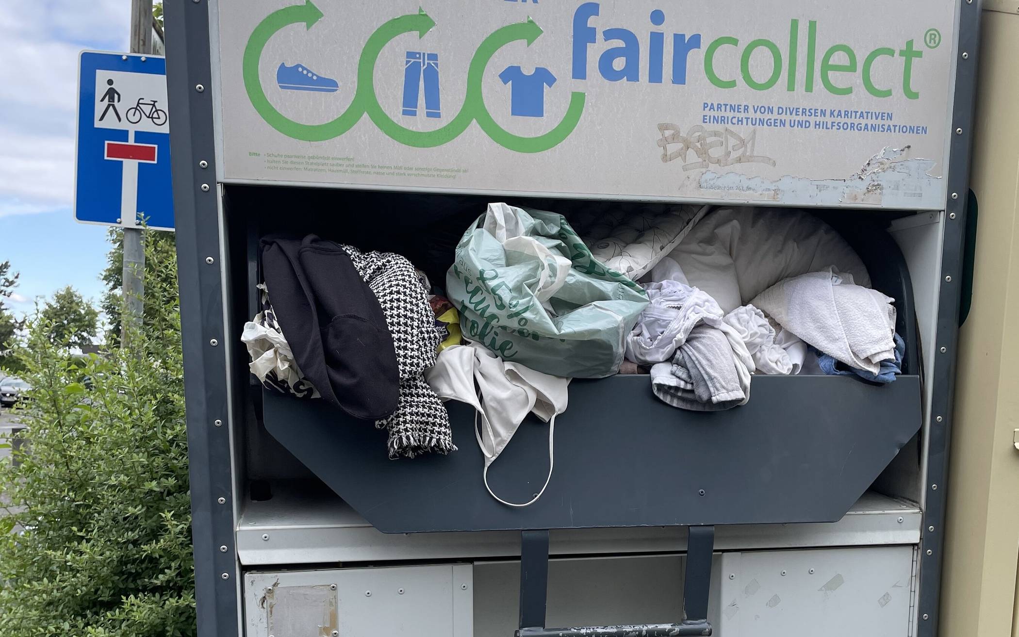  Der überlaufenden Altkleidercontainer stand an der Hallestraße. 
