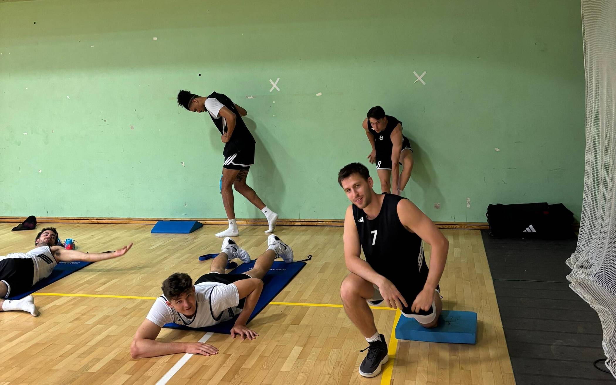  Baskets-Spielmacher Grayson Murphy (vorn rechts) beim Aufwärmen im Trainingslager in Rogla. 