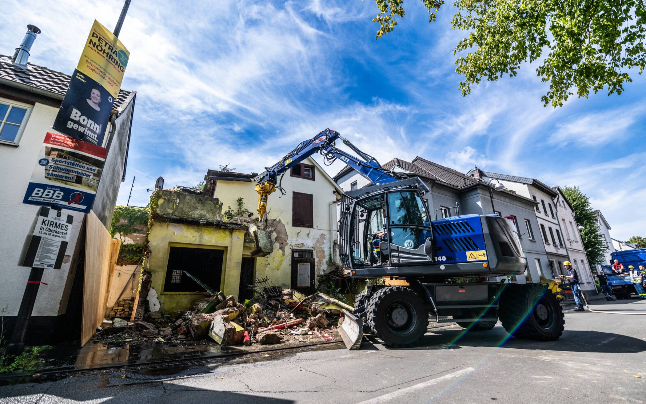 Am Donnerstag war das THW im Einsatz, um die einsturzgefährdeten Teile des Hauses abzureißen.