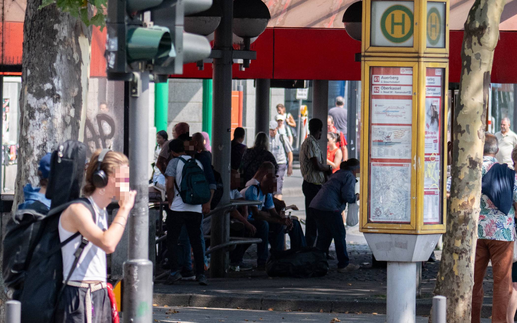  Das Rondell am Bonner Busbahnhof ist bei Mitgliedern der Bonner Drogenszene ein beliebter Treffpunkt. 
