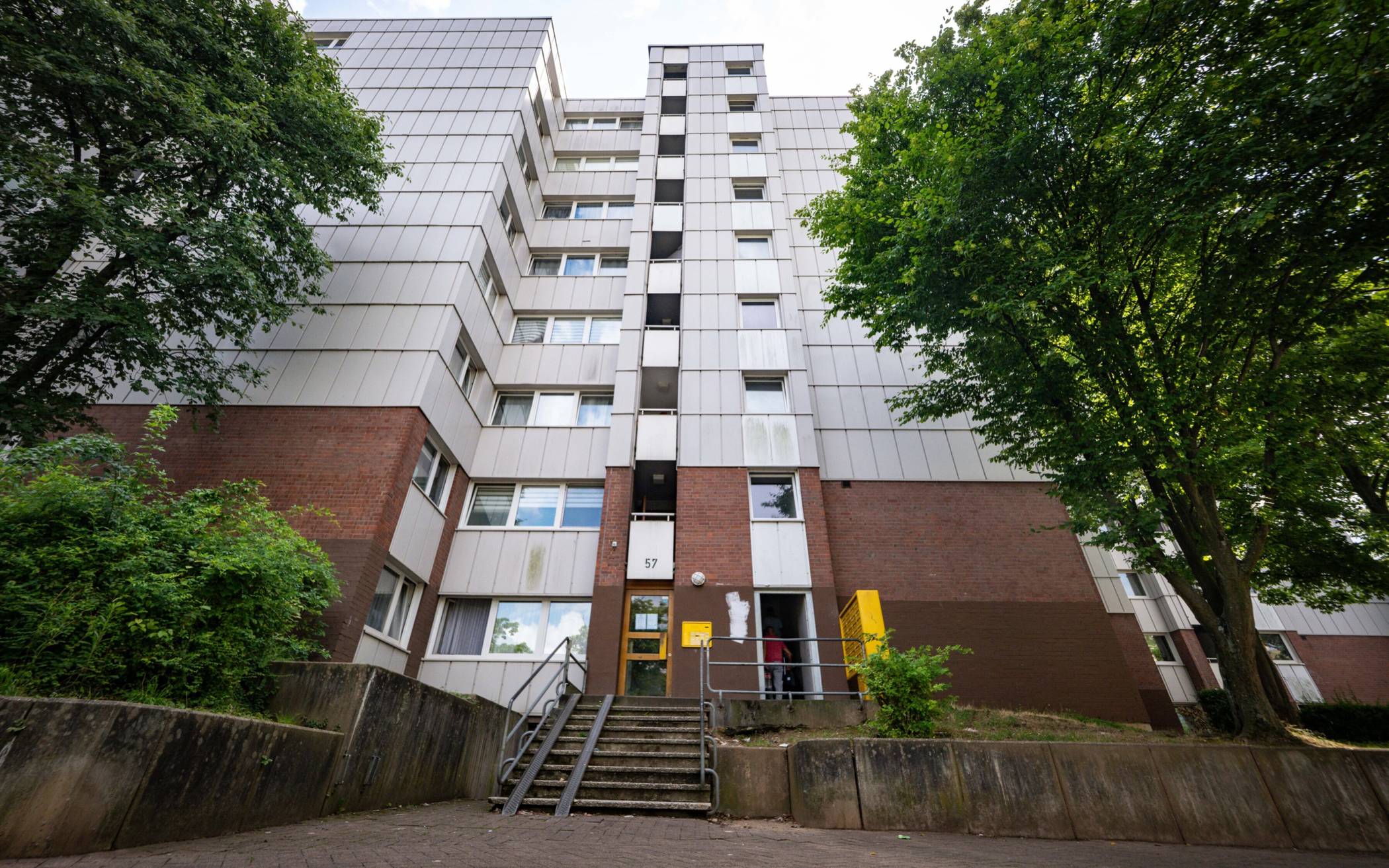  Fahrstuhl defekt: In diesem Haus in Tannenbusch kann die Mutter eines Neugeborenen nicht in die eigene Wohnung. 
