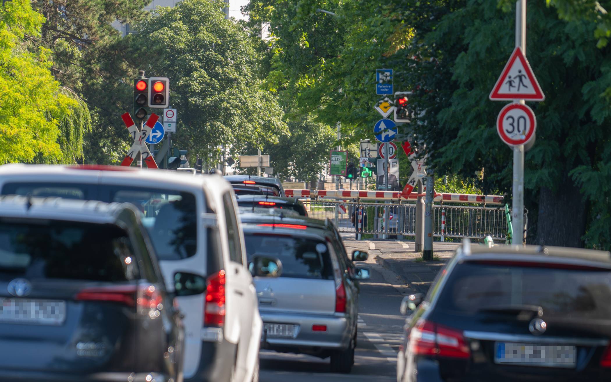  Am Bahnübergang Dottendorfer-/Ollenhauerstraße müssen Verkehrsteilnehmer manchmal lange warten. 