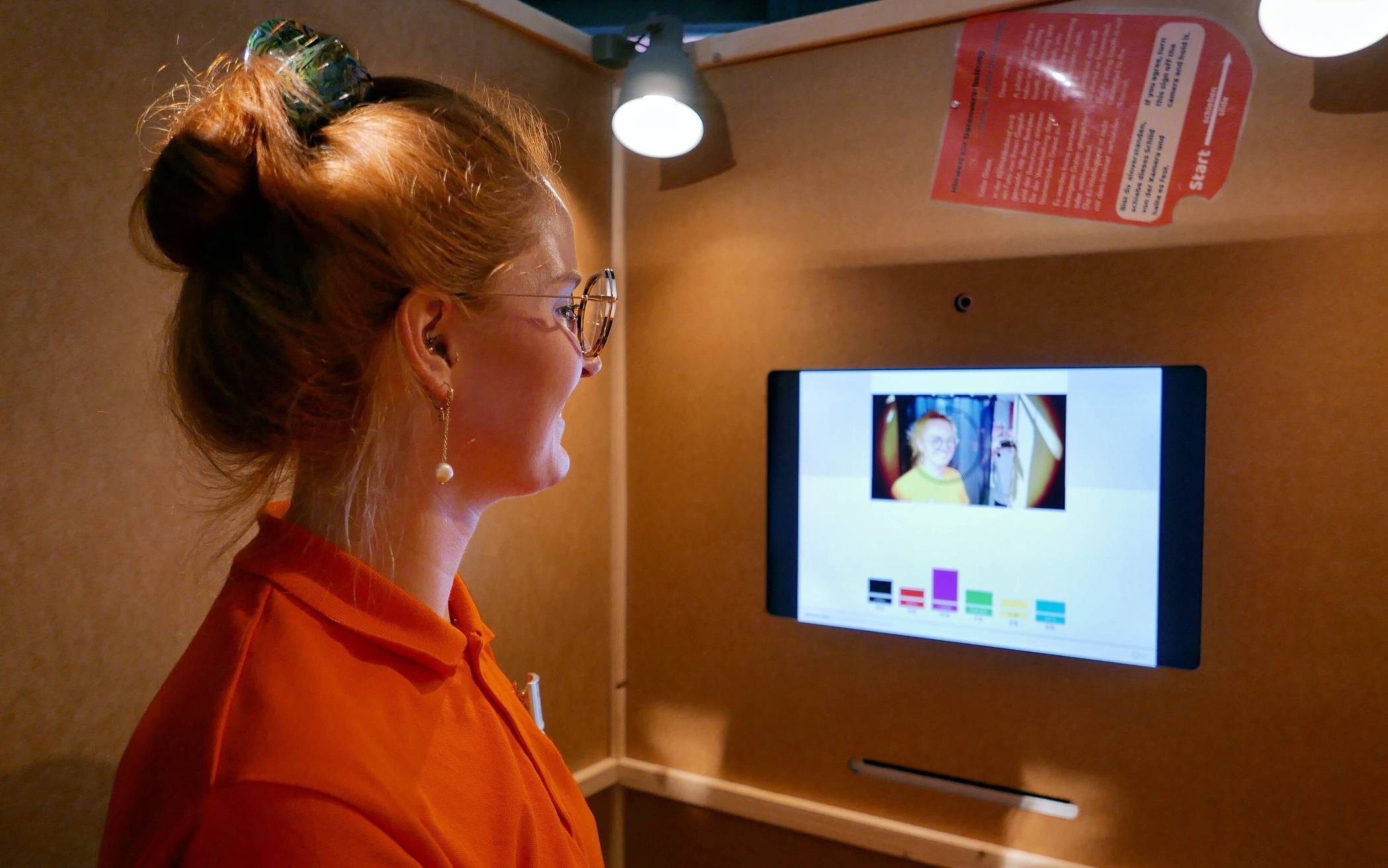  Paula Michel vom Deutschen Museum macht den KI-Test in der Wahlkaine „Smile to Vote“. 