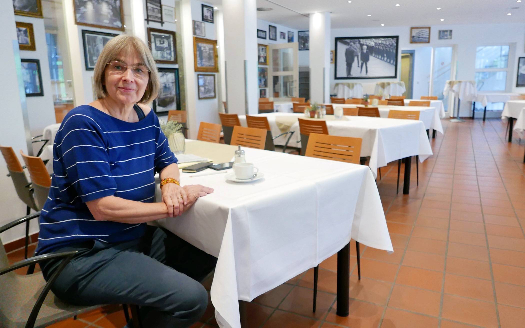 Im Restaurant mit den historischen Aufnahmen: Anne Schulz hat sich intensiv mit den Geschichten dahinter beschäftigt.
