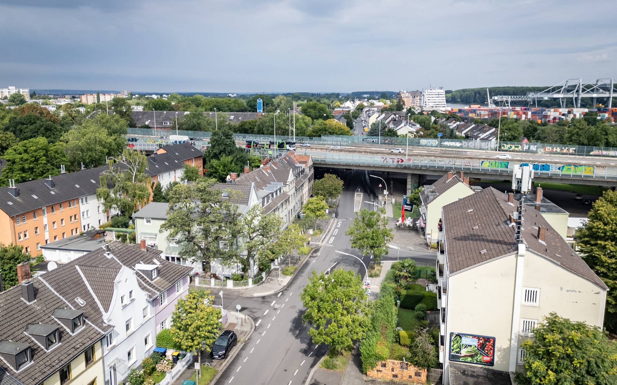 Die Autobahn 565 verläuft über die Nordbrücke und dicht an Häusern im Bonner Norden.