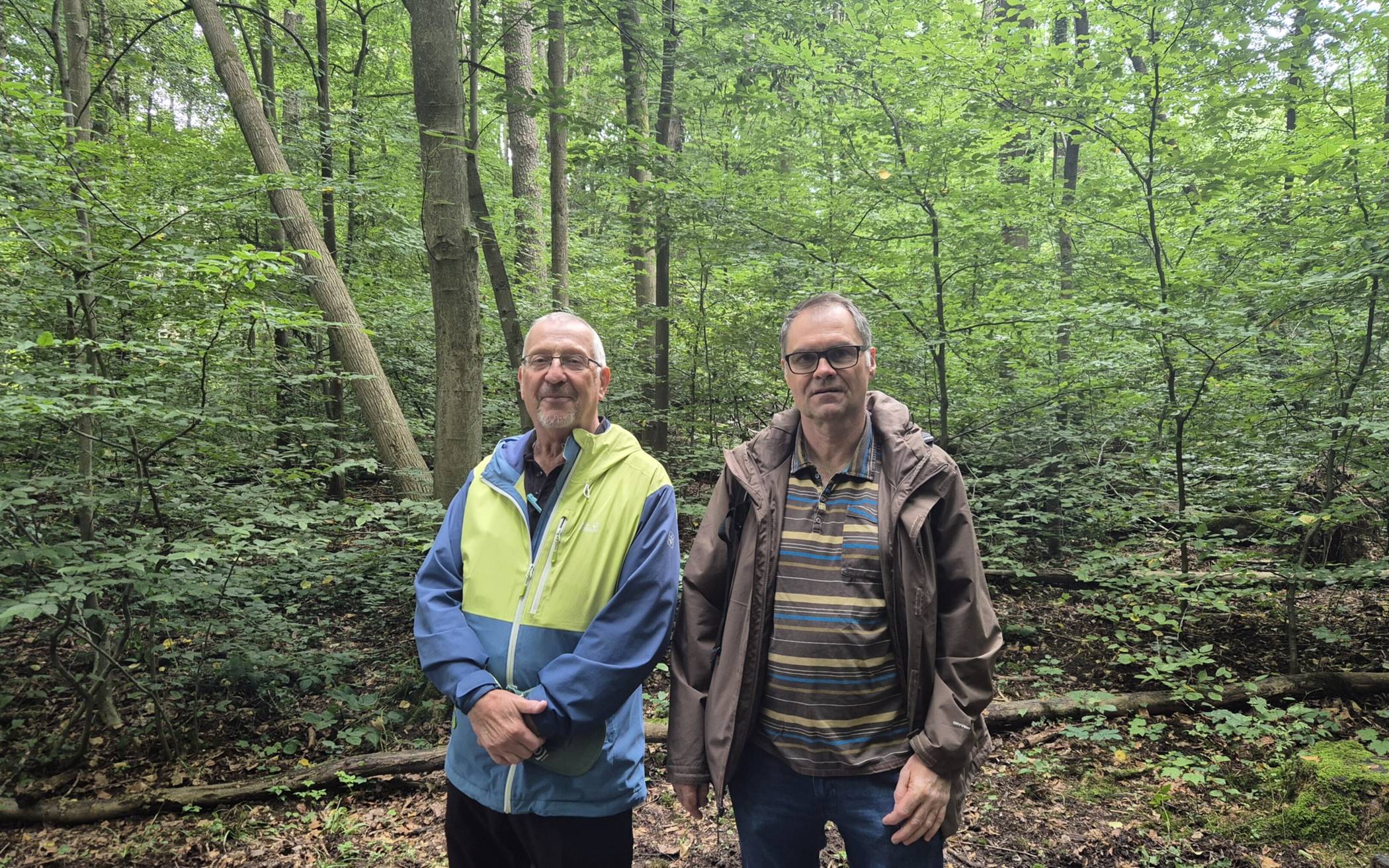 Gerhard Kleefuß (links) und Klaus Rieländer begleiten die Trauerwanderung. 