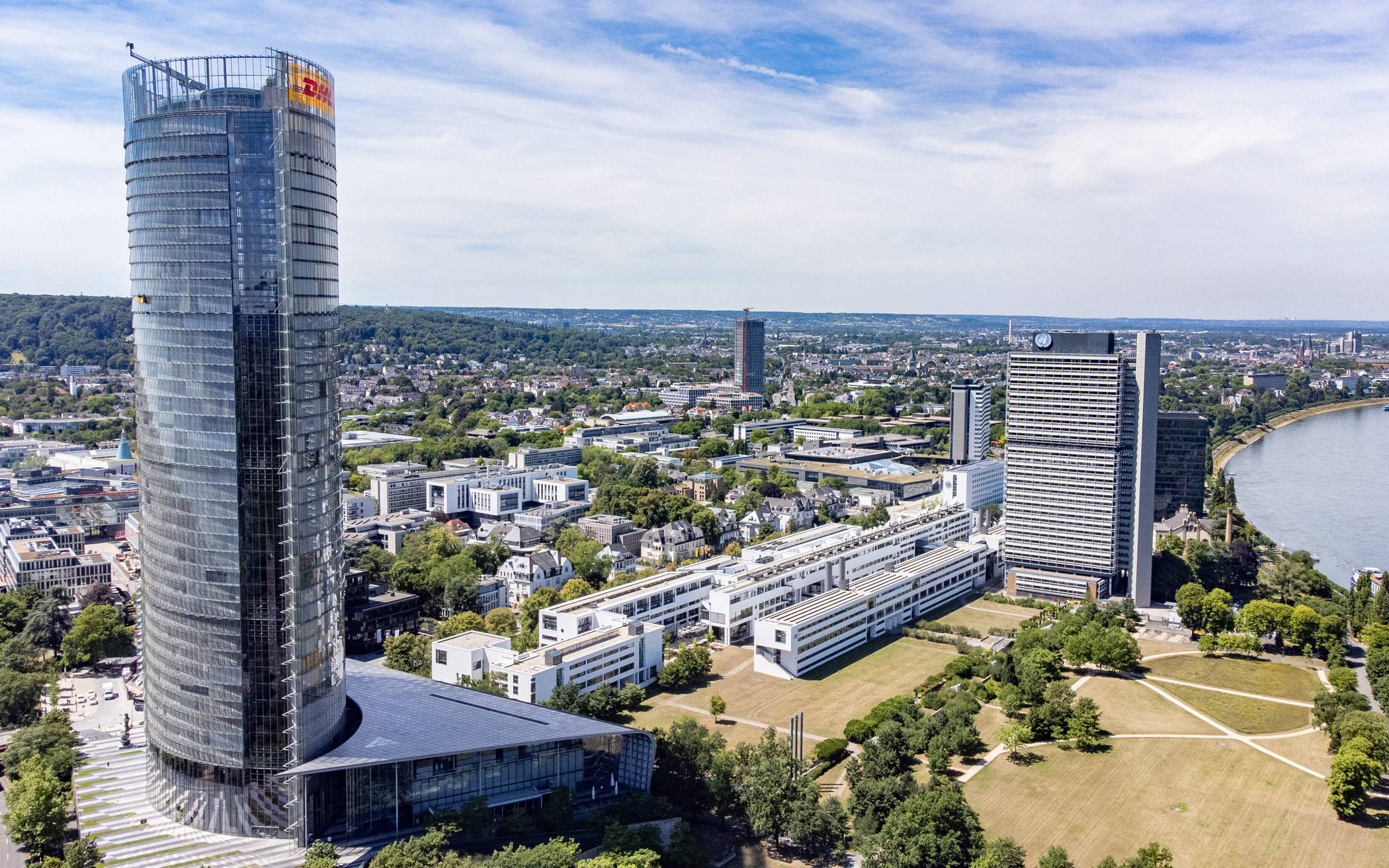  Größenvergleich: Der Post Tower und der knapp 50 Meter niedrigere Lange Eugen. 