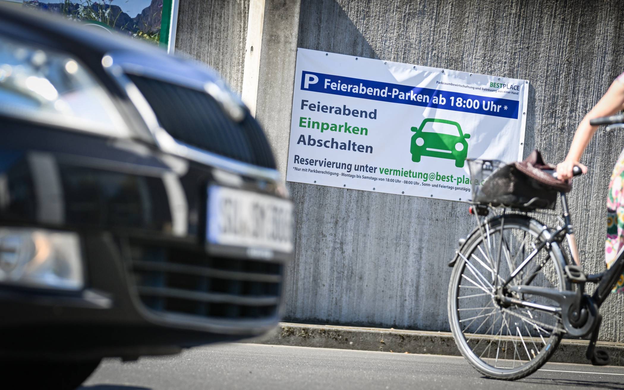 Anwohner mit Pkw können diesen zukünftig für monatlich 40 Euro nach Feierabend auf dem Parkplatz eines DIscounters in Bonn abstellen.
