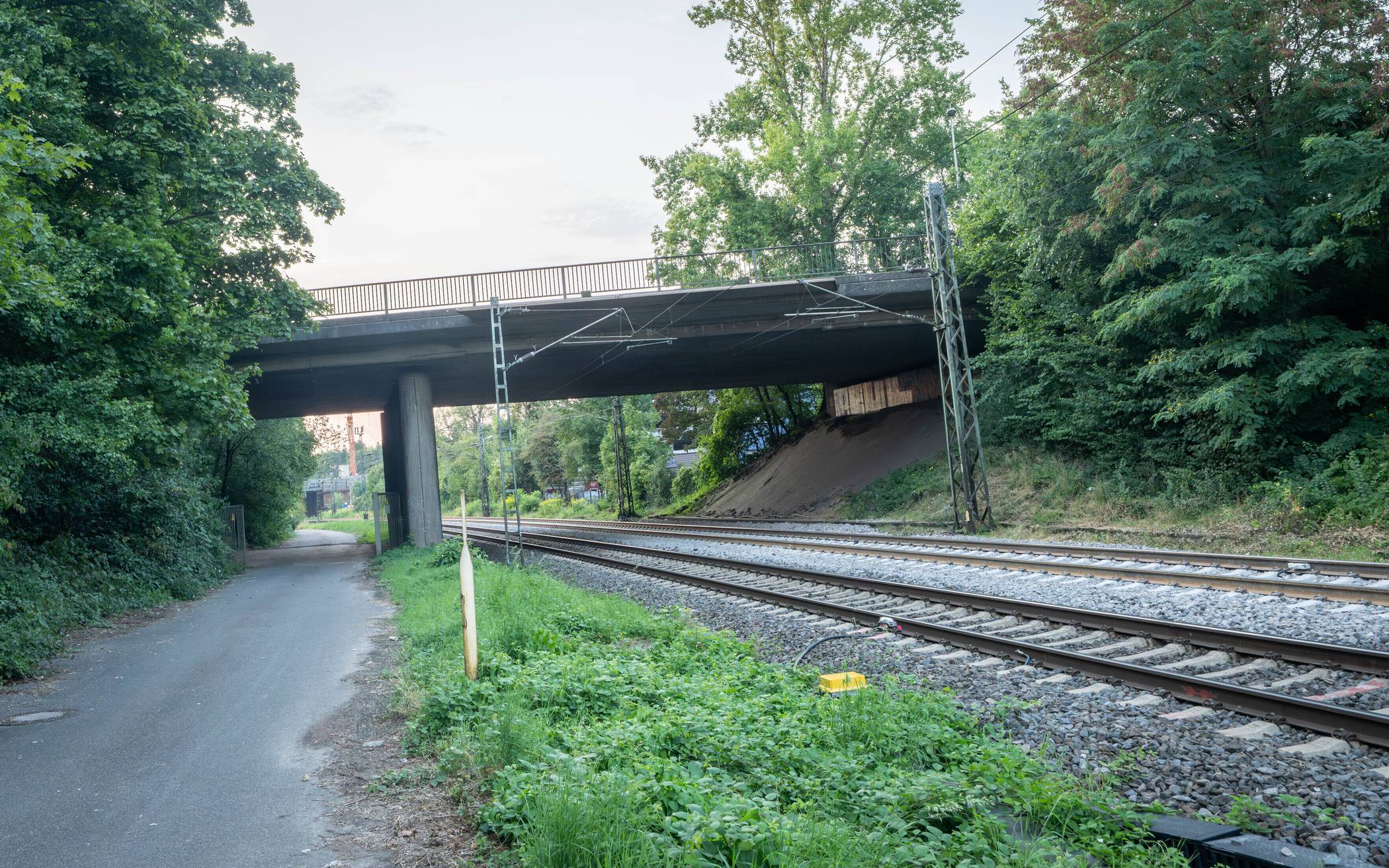  Diese Brücke über die Eisenbahn in Ramersdorf soll abgerissen werden. 