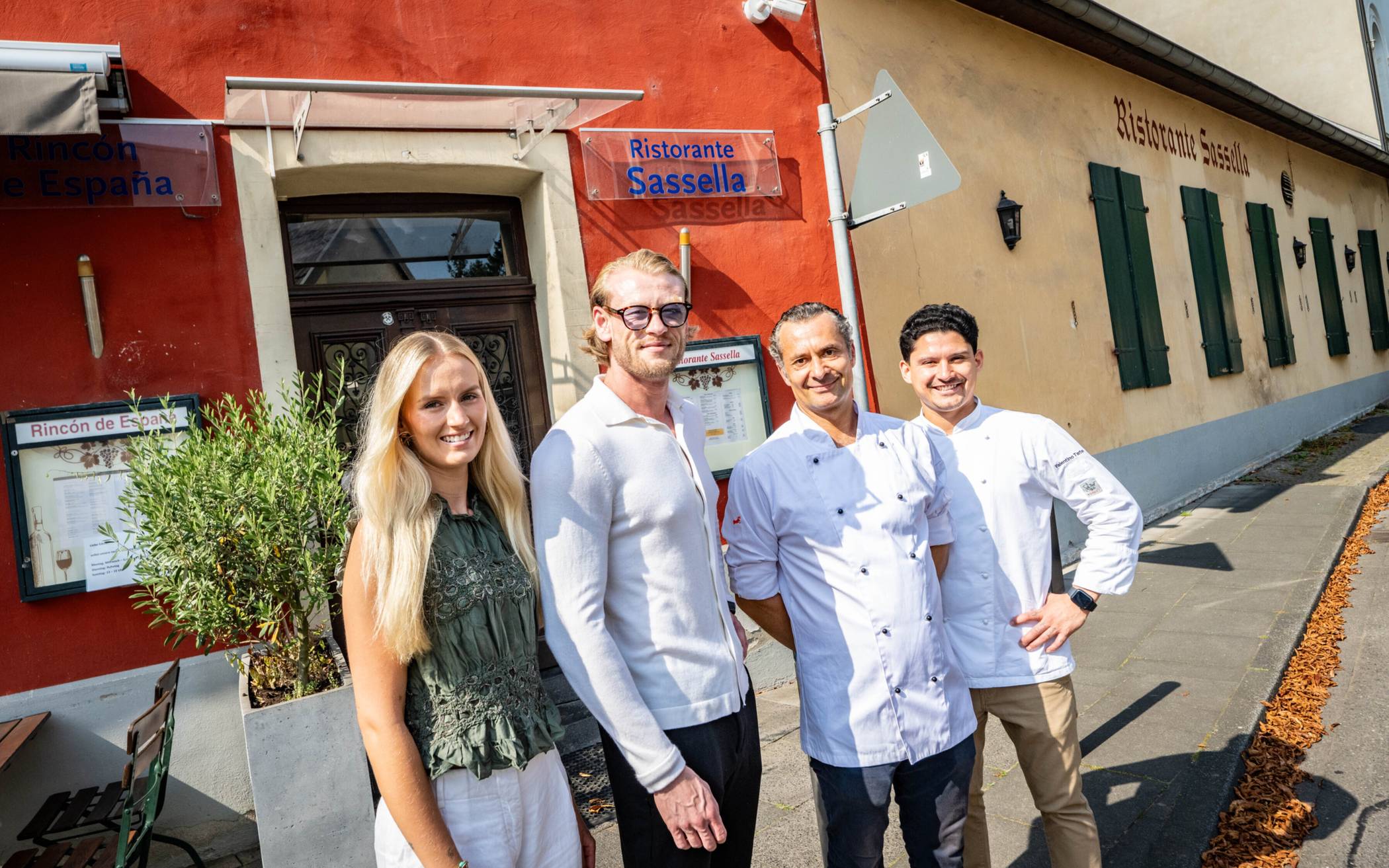  Sophia und Marvin Hombücher, Matthias Wasikowski und Valentino Tartero (v.l.n.r.) wollen das Sassella als Wein- und Pastabar wiedereröffnen. 