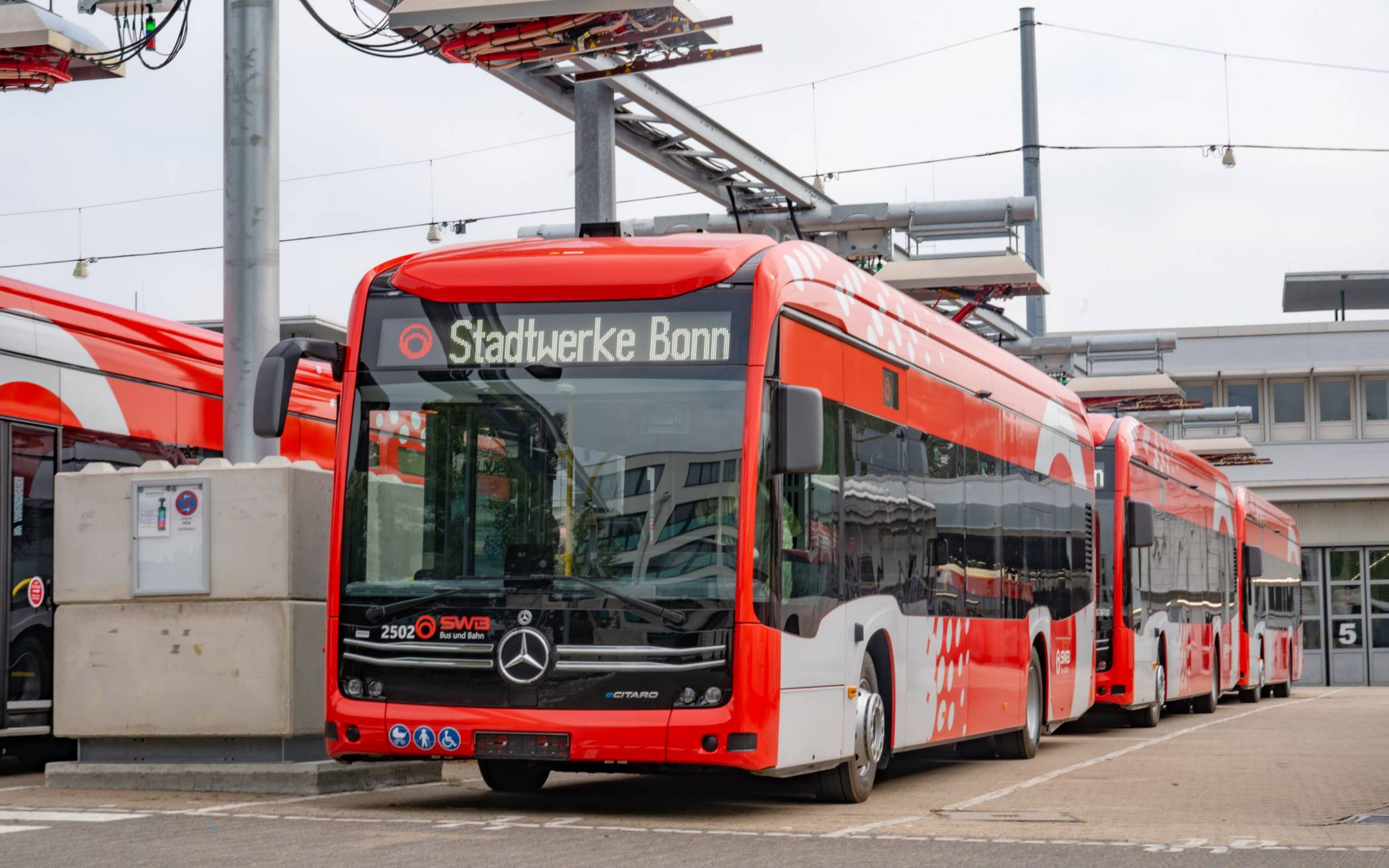  Die neuen E-Busse der Stadtwerke Bonn (SWB) auf dem Betriebshof in Friesdorf. 