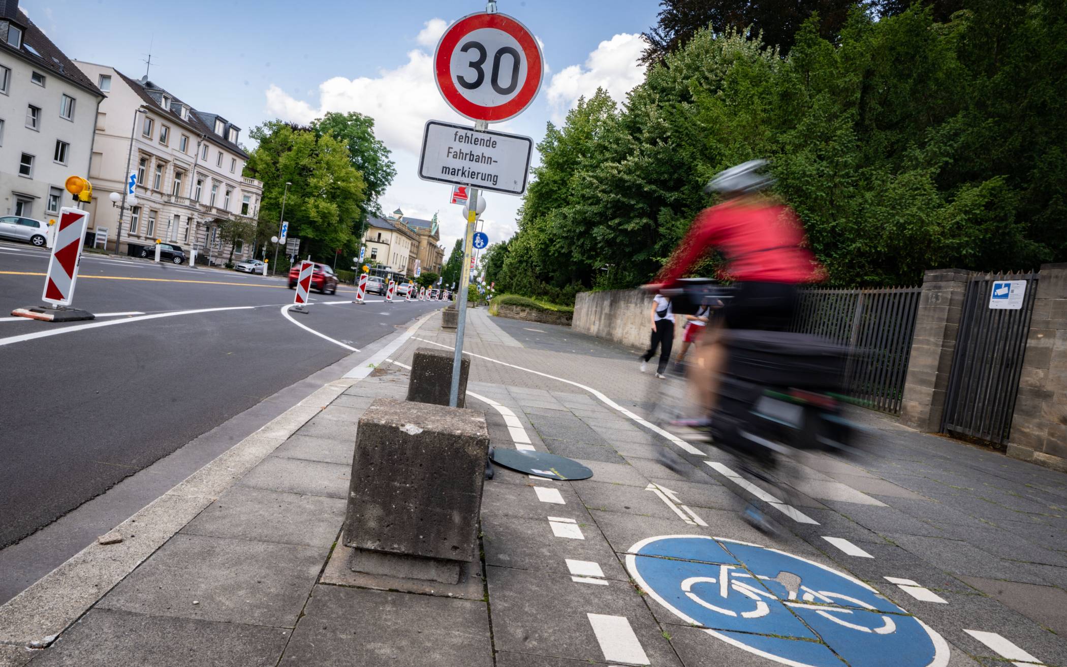 Die Adenauerallee ist eigentlich breit genug für alle, doch hier ist die Diskussion über die Aufteilung des Straßenraumes für Autors, Radfahrer und Fußgänger besonders intensiv.