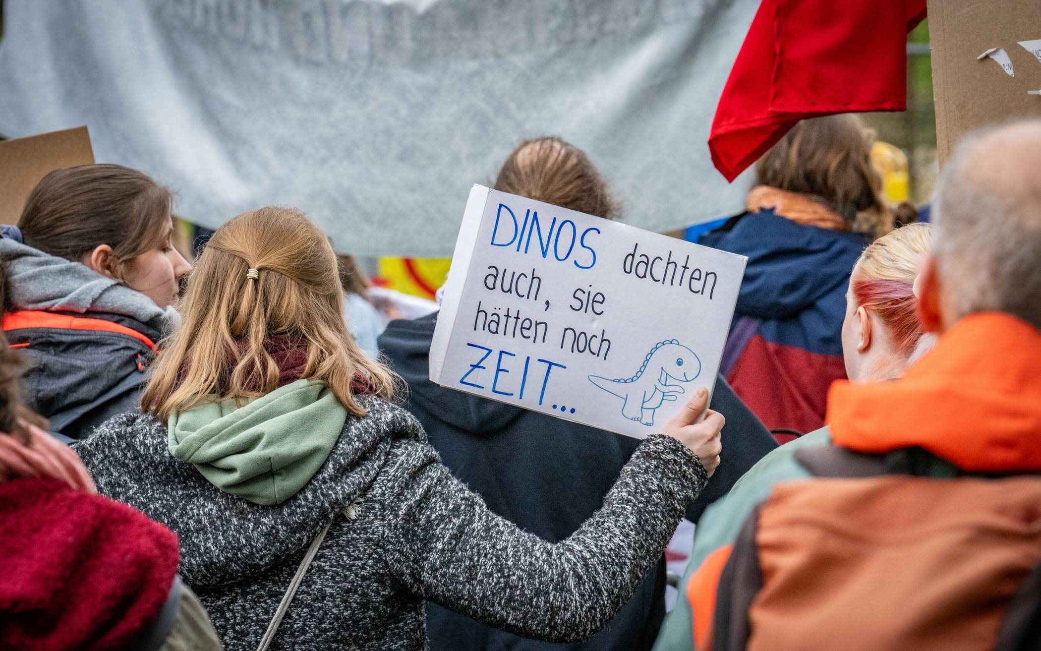  Klimademonstration auf dem Münsterplatz: Im April trafen sich viele Menschen zu einer Veranstaltung von Fridays for Future in Bonn. 