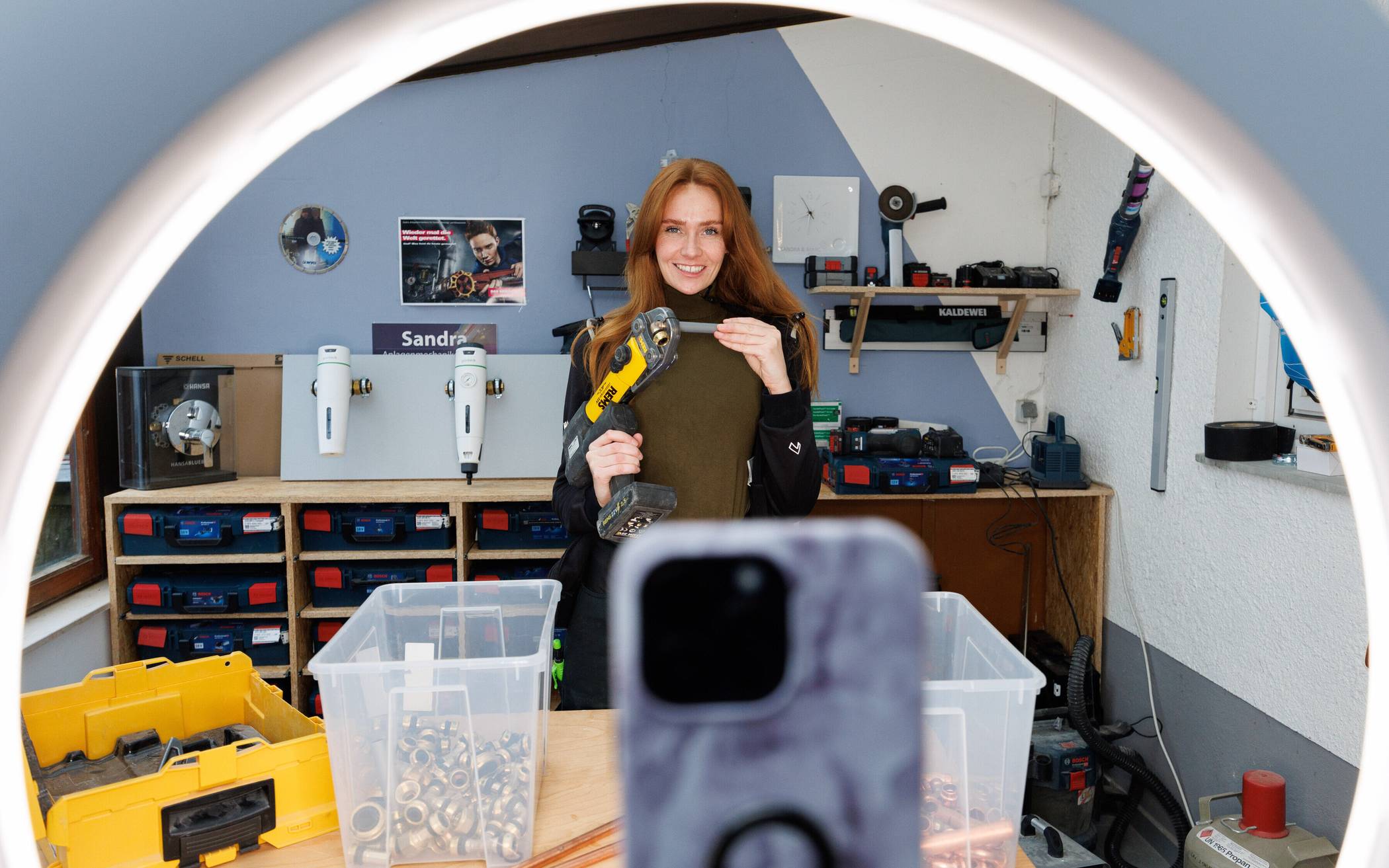 Sandra Hunke steht in der Werkstatt ihres Hauses. Mit 120.000 Followern auf Instagram ist sie eine der erfolgreichsten Handwerks-Influencer in Deutschland. Durch ihren Social-Media-Auftritt werden jüngere Menschen aufmerksam auf Handwerks-Berufe. (Archivbild)