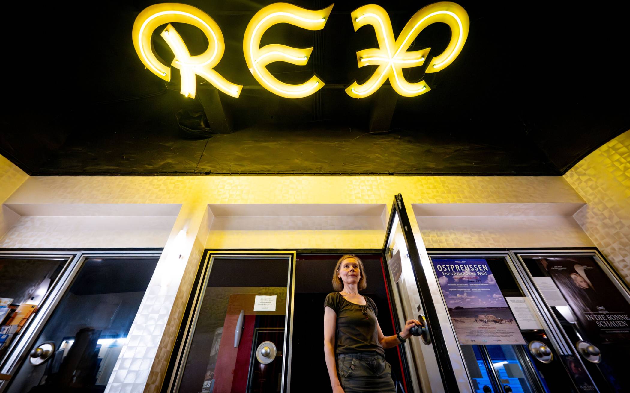 Brigitte Redemske öffnet die Tür im Foyer des Rex Kinos.