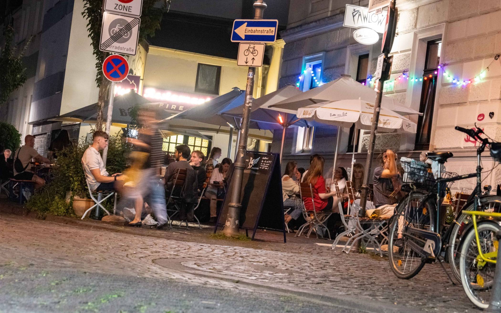 Außengastronomie vor dem Pawlow in der Bonner Altstadt.