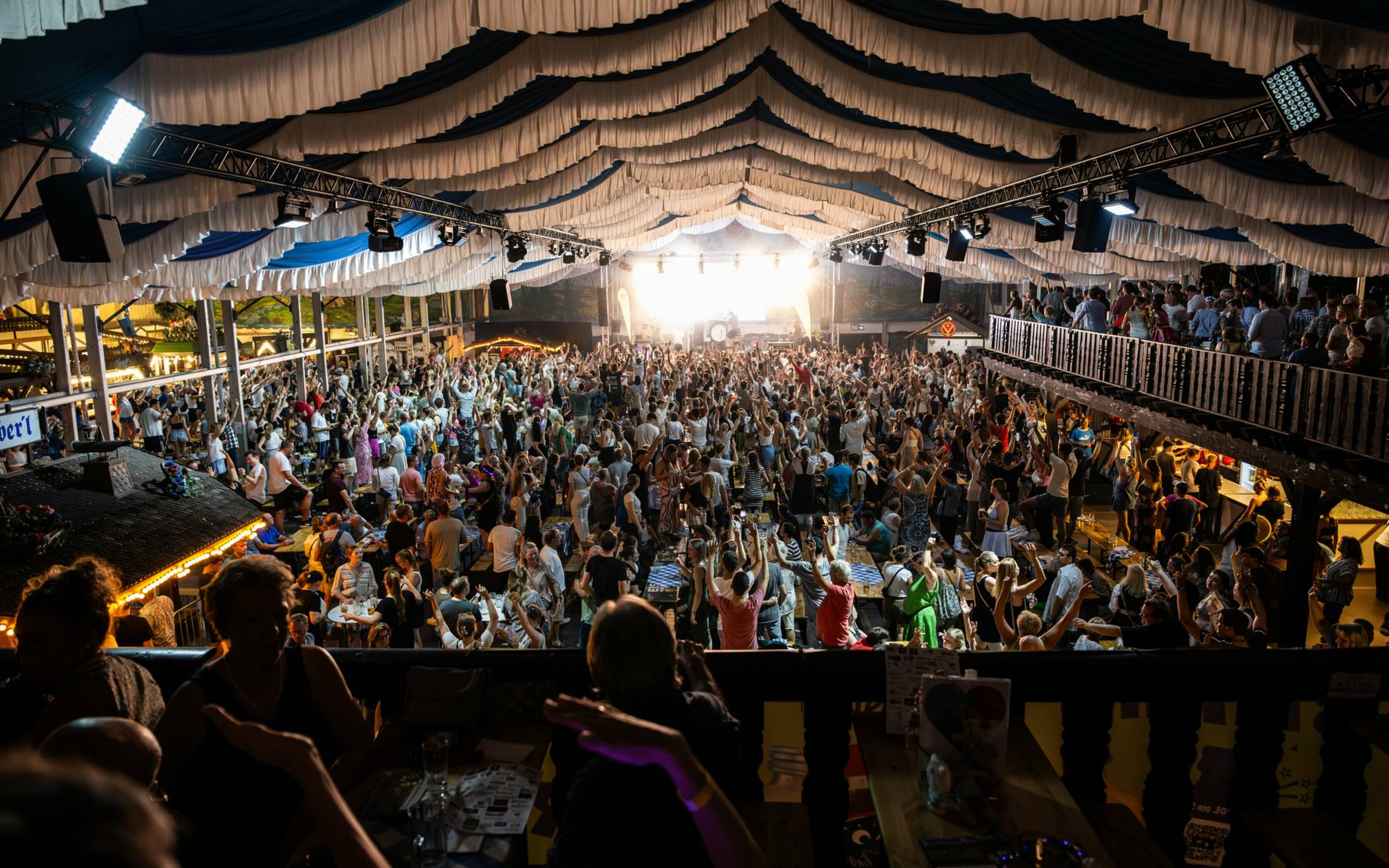  In der Bayern-Festhalle finden rund 2500 Menschen Platz - und die haben Hunger. Kurz vor der Eröffnung sprang nun der Caterer ab. 
