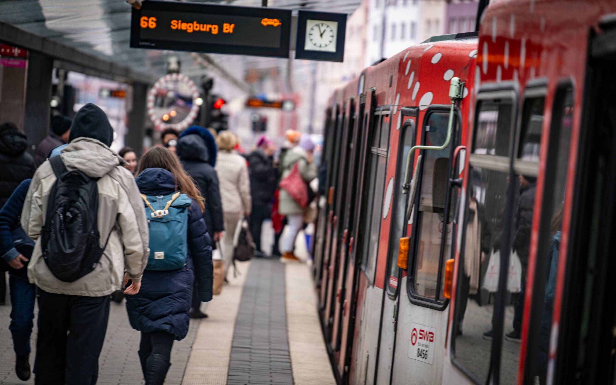 Eine Stadtbahn der Linie 66 steht am Bertha-von-Suttner-Platz.