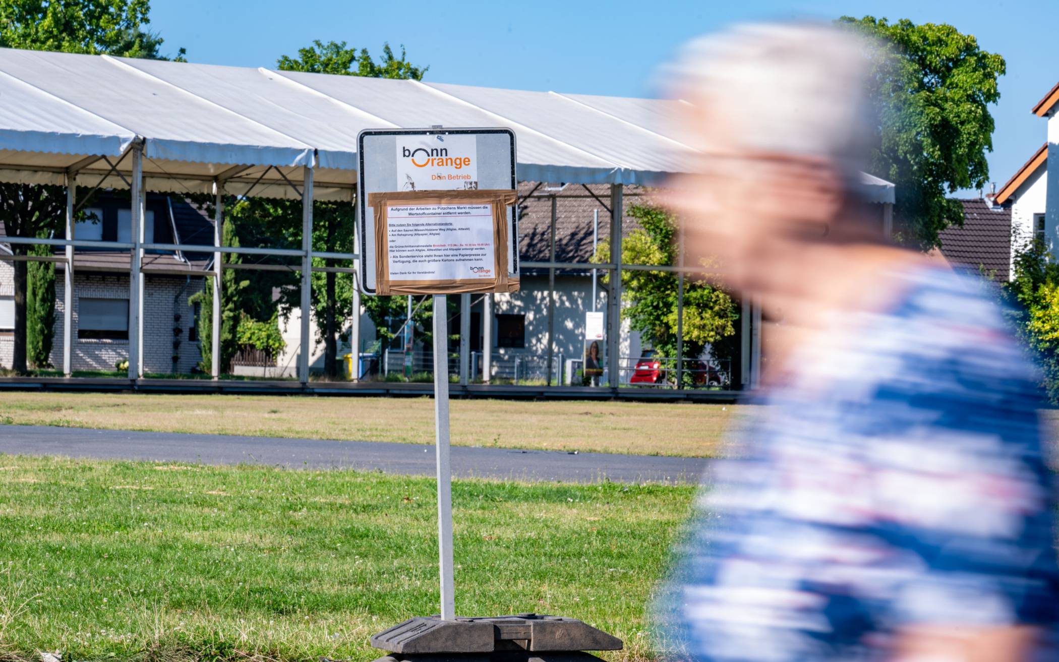Wo sonst die Papiercontainer am Holzlarer Weg Ecke Sebastianusstraße standen, steht jetzt ein Schild: Bonnorange hat den Standort für Pützchens Markt abgebaut, aber will ihn auch nach der Kirmes erstmal nicht wiedererrrichten.