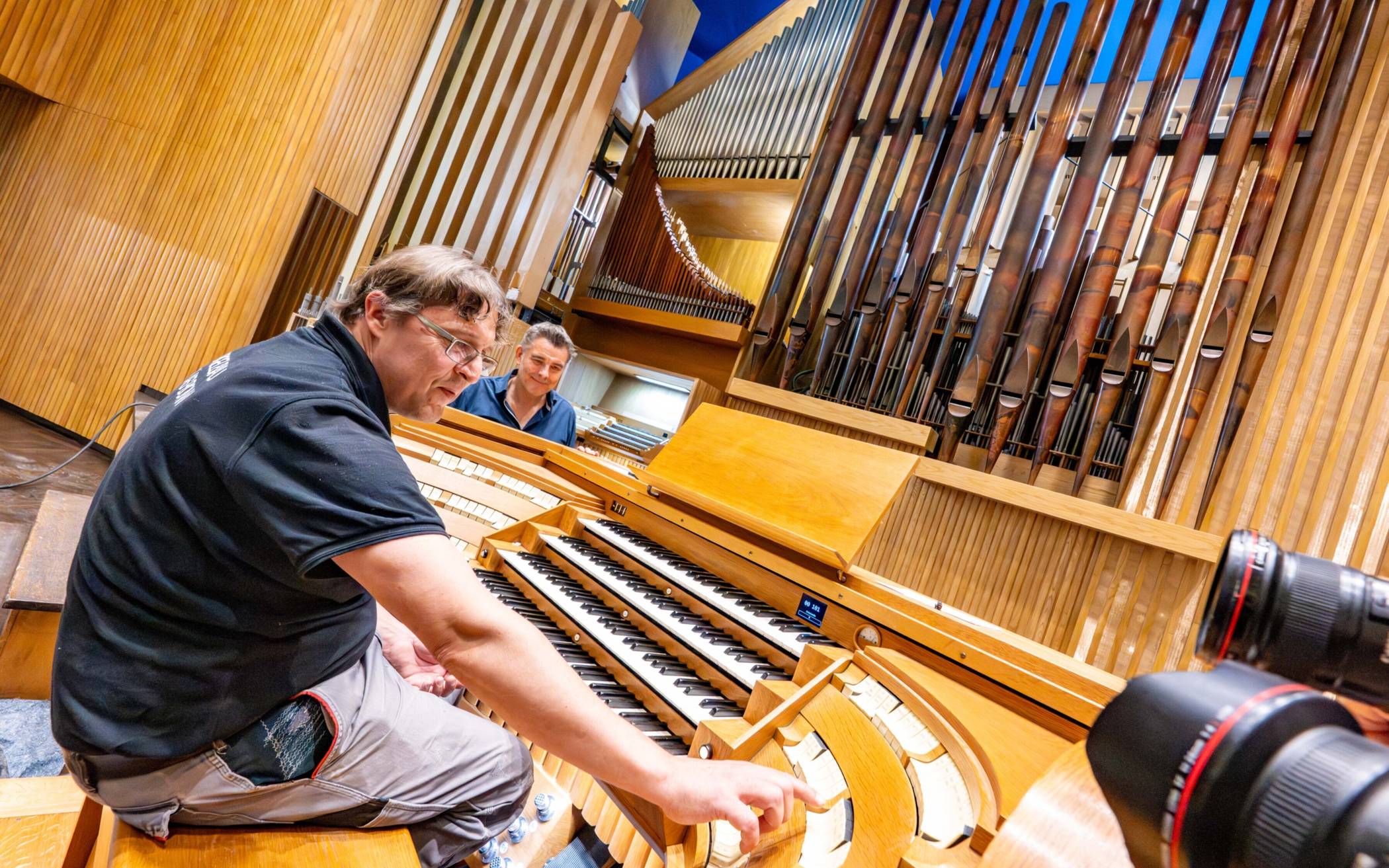  Frank Retterath (links) von der Bonner Orgelbauwerkstatt Johannes Klais Orgelbau GmbH & Co.KG. intoniert die Orgel in der Beethovenhalle in Anwesenheit von Geschäftsführer Philipp Klais. 
